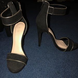 Black heels with gold accent